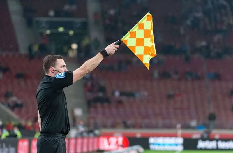 Luật việt vị được xác định bởi trọng tài biên